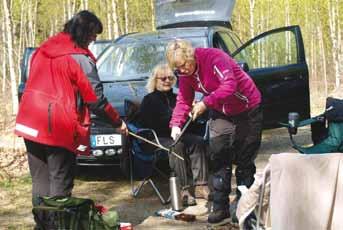 Det blev en spårträningsgrupp med fem förare, men med något fler deltagande hundar, då de flesta hade med sig två fyrbenta kamrater.