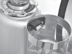 STEG 3 Använd en ren borste för att rengöra kaffeutmatningen och automatbrytarens hus. Borsta doseringskamrarna en och en samtidigt som doseringsenheten roteras med hjälp av utmatningshandtaget.