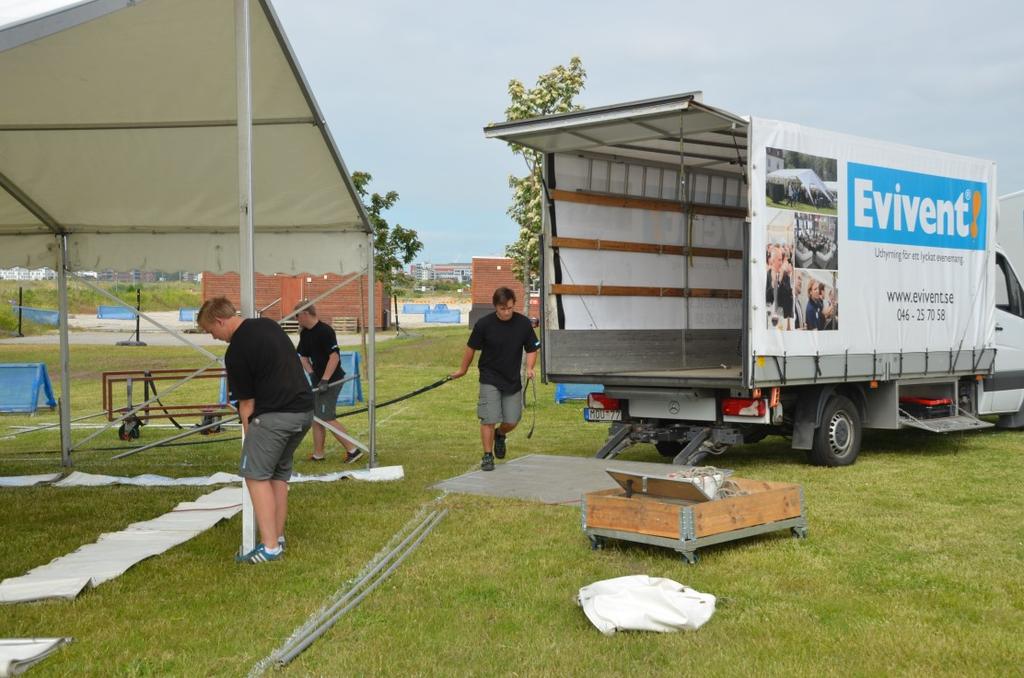 Personal Vid hyra av tält med FULLSERVICE och transport levererar Evivent inredning samt glas & porslin till tältet.