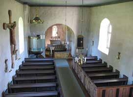 Sakristian ligger söder om koret i ett tunnvälvt rum, med modernt kalkstensgolv och slätputsade väggar.