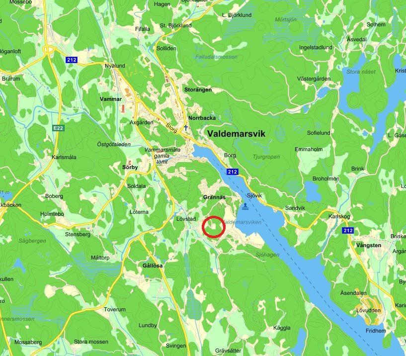 Figur 1. Lokalisering av Spånskivedeponin, inringat med rött, i Valdemarsviks kommun. Källa Eniro.se 2.2 Geologi och Hydrogeologi Deponins utsträckning begränsas i söder och norr av berg i dagen.