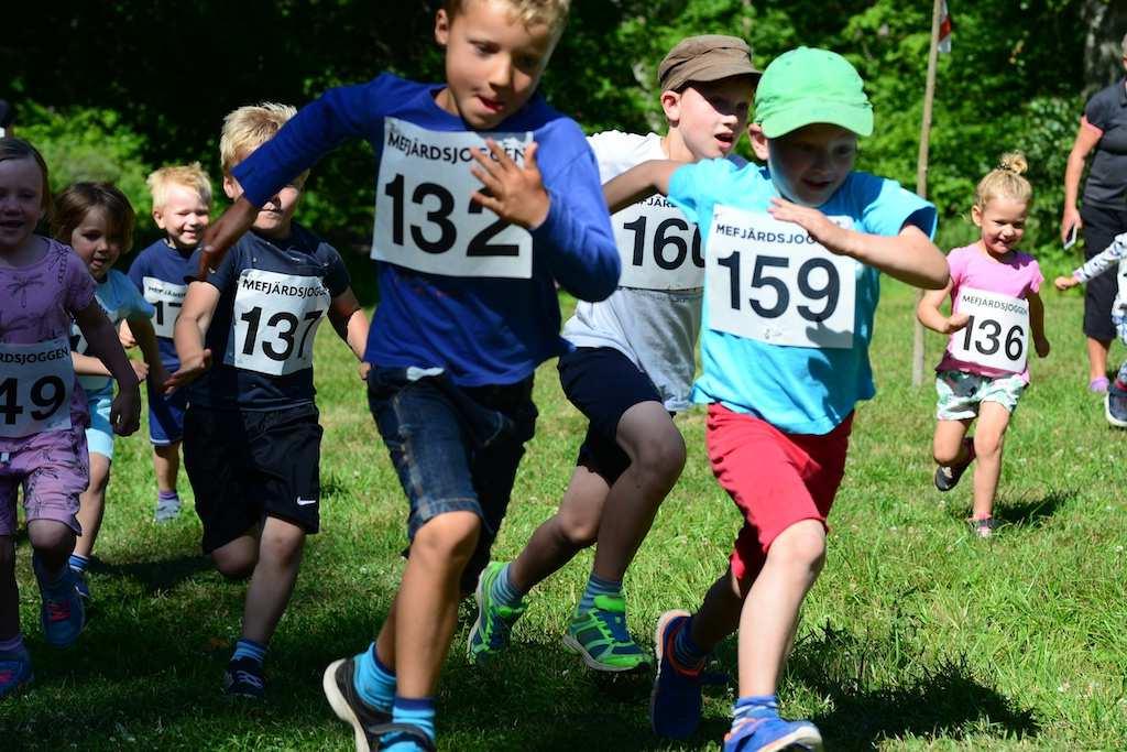 Mefjärdsjoggen Text Doris Beling, bild Mikael Eriksson Lördagen den 15 juli bjöd på idealiskt löparväder och redan en timme innan starttiden började tillströmningen av deltagare, supportrar och