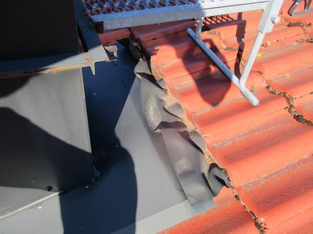 Otätheter i anslutning mellan betongpannor och gummiduk.