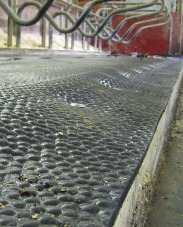 Pålitligt utförande Den väl prövade och robusta DeLaval komadrass M40R ger korna välbefinnande som du kan lita på. Den 8-mm tjocka överdraget har en robust yta som gör den lätt att rengöra.