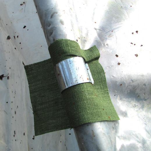 Det är mycket viktigt att plasten blir ordentligt sträckt under monteringen. En löst monterad plast fladdrar i vinden och skavs snabbt sönder.
