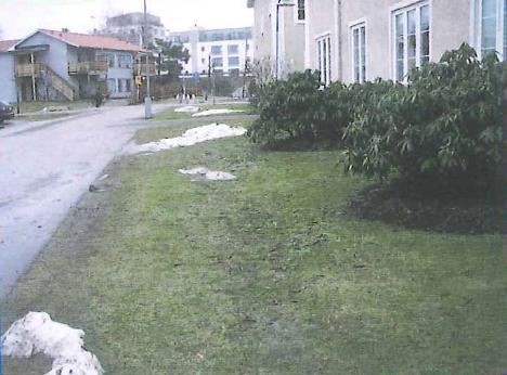 Bild 11: Gräsklädda stråk fungerar även i samband med snösmältning och som utrymme för uppläggning av snö. Kampen och Biskopshagen, Växjö. Källa: Svenskt Vatten P105.