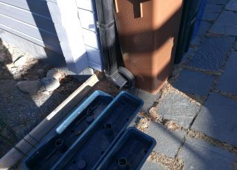 Målningsbrister förekommer i sockel. Markluktning förekommer mot byggnaden. KÖK. Vattenledningar under vasken ej fixerade/monterade. SOVRUM MED KLÄDKAMMARE. Golvknarr. DUSCHRUM.