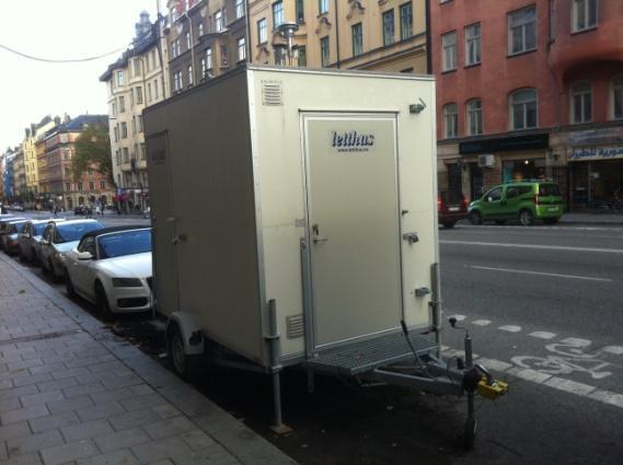 Avståndet mellan husfasaderna är ca 24 m. Innerstadsmiljö.