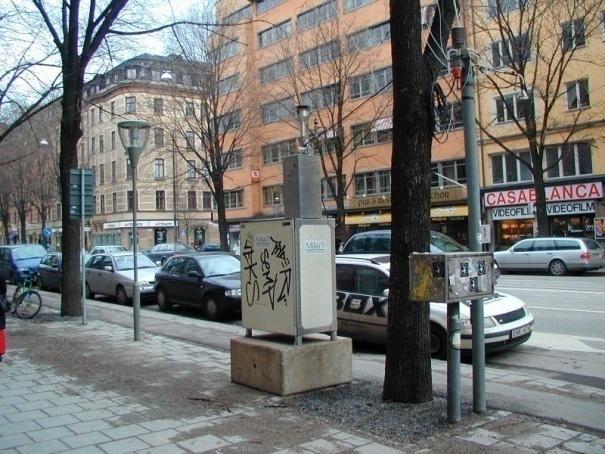Sveavägen 59, två mätpunkter ca 3 m respektive ca 2 m över gatunivå på gatans västra sida.. Sveavägen 88, ca 3 m över gatunivå på gatans östra sida.
