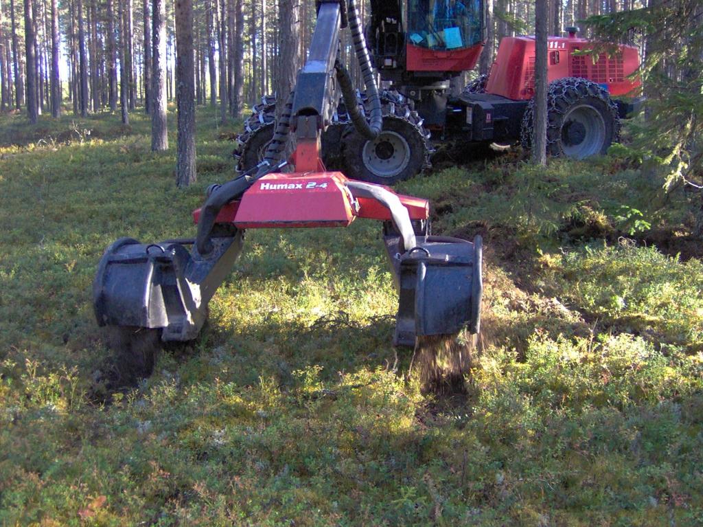Figur 1. Markberedning med markberedningsaggregatet Humax 2 4 i försök nr 4, Vindeln. Två av försöken anlades på tallmark och två anlades på granmark.
