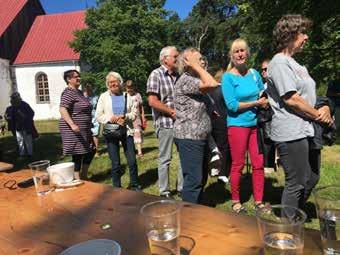 34 Eestirootslane Några dagar i juli Charlie Norrman 28 juli Utan fallskärm och endast vardagsklädd befann jag mig ovan Östersjön i en maskin försedd med två propellrar.