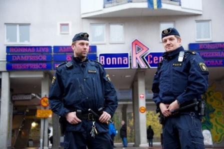 Bild 2. Poliser i ordinär uniformering Bild 3. Poliser med förstärkningsvapen Bild 4. Poliser med ytterligare förstärkt utrustning 6.