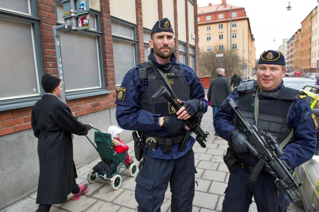 Bild 3 Polis med förstärkningsvapen Bild 4