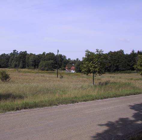 I väster finns ett flertal gamla ekar kring bebyggelsen vid Degebergahus. Träden står dels i lövskog och dels på tomtmark.
