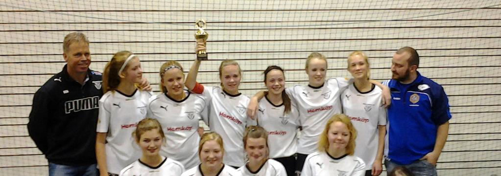 U-fotbollens prisfest i Aulan. NIF/FIK:s F 14 tjejer vann Ekorrecupen!