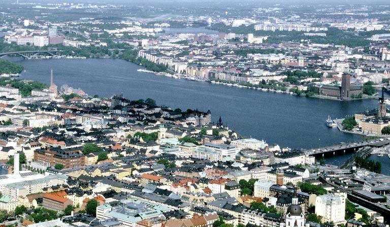 Riddarfjärden omges på alla sidor av be byg gel se och kajer med un dan tag av Långhol men, Smeddsudden och stran den vid Rålambshovsparken.