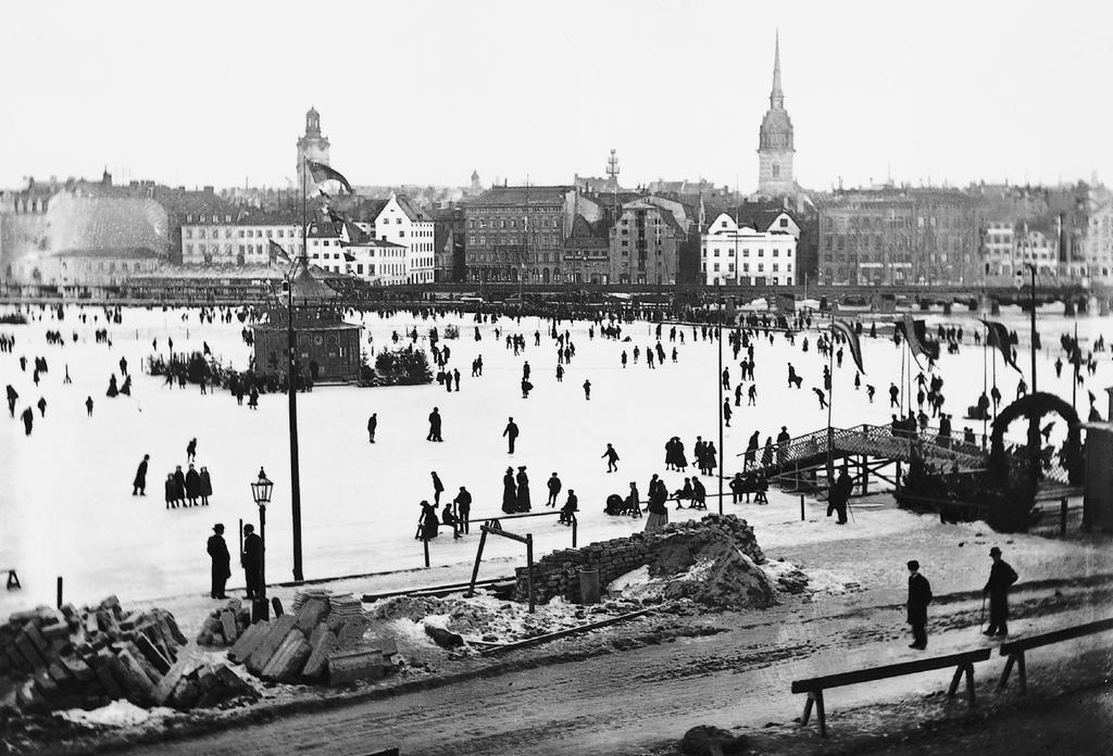 Faktaunderlag VATTENPROGRAM för Stockholm 2000 Riddarfjärdens skridskobana 1905. Paviljongen står numera på Jungfruholmen i Mälaren. Foto: Stockholms Stadsmuseeum. via Idrottsförvaltningen.