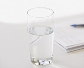 SKEPTISK >> ACCEPTERANDE Vad gäller att utvärdera idéer och situationer är en del människor mer accepterande, medan andra är mer skeptiska.