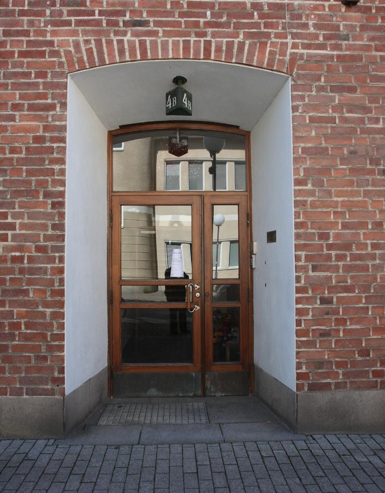 DÖRREN OCH ENTRÉPARTIET ÄR OFTA EN VIKTIG DEL I EN GENOMARBETAD ARKITEKTUR Dörrar Ett äldre hus behöver underhåll och det kan finnas fel eller brister som behöver åtgärdas.