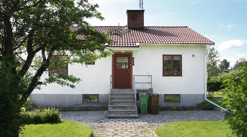 1940-TAL Under 1940-talet är entrén fortsättningsvis anpassad efter byggnadens funktion. Den kan vara asymmetriskt placerad på fasaden och den är ofta enkelt utformad.