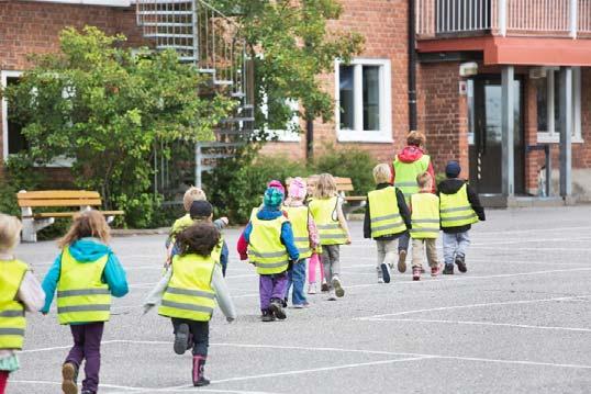 Rökning även förbjuden på skolgårdar samt utegårdar inom barnomsorgen och