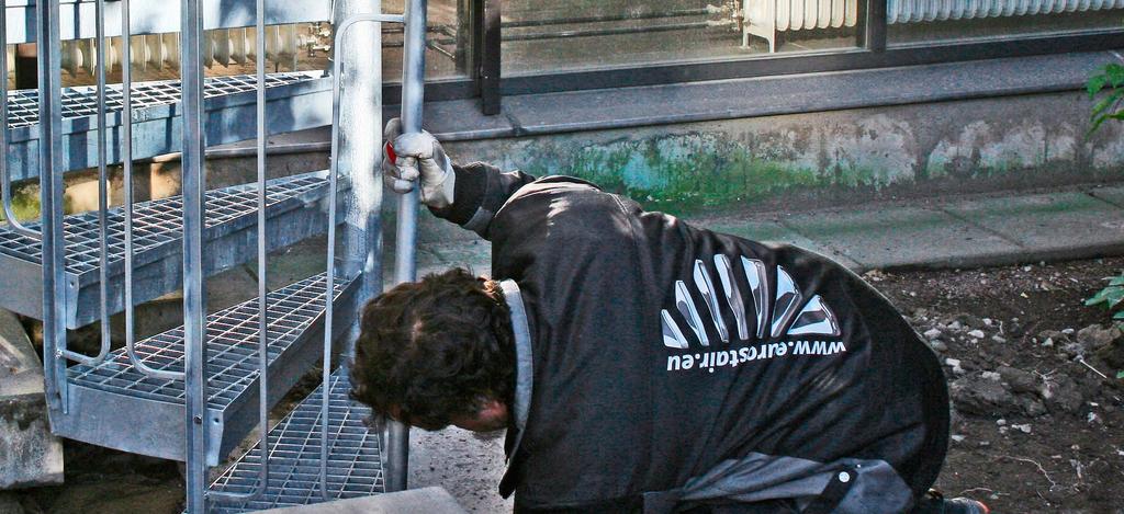 Byggnormer Utdrag ur byggnormer avseende trappor enligt BKR och BBR. BKR upphör att gälla från och med 2011 och ersätts av Eurocodes. BBR Boverkets Byggregler A. Breddmått i utrymningsväg min.