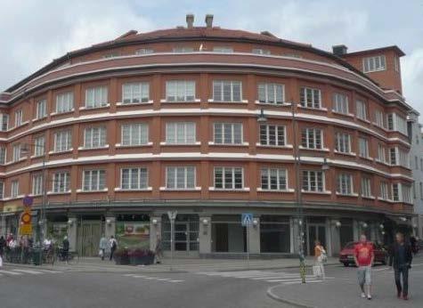 Botulfsgatan 5 Skyddsbestämmelser och rivningsförbud: q1 Byggnad får ej rivas. q4 Torn åt Svartbrödersgatan ska bevaras, ursprungliga träfönster ska bevaras.