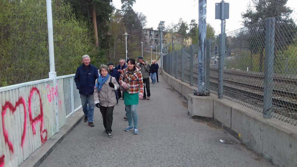 Promenad över fyra broar Söndag 14 maj kl 14 samlades ett femtontal söderringare vid Kristinebergs tunnelbanestation.