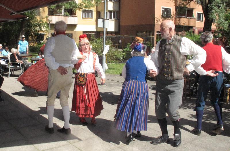 DoM informerar Hej alla Söderringare! Jag sitter i vår lilla trädgård och njuter av ett härligt sensommarväder med strålande sol och ingen stekande värme precis.