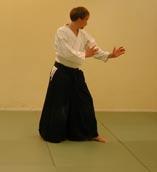 Man brukar säga att du blir aldrig bättre på aikido, än vad du är i ukemi. A Stå i kamae. B Böj dig framåt och låt handkanten ta kontakt med mattan.