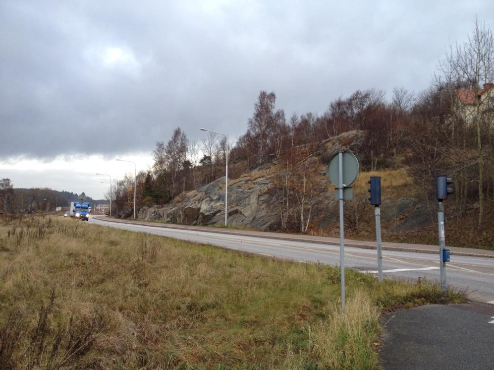 Foto 4. Bergspartiet sett från söder med det i sydost flackare partiet Foto 5. Bergskärning i nordväst upp mot 10 m hög. 8.