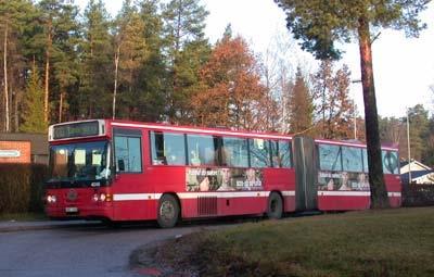 Trafiknätsöversyn Tyresö 2013-02-26 12 Tyresö kommun och Trafikförvaltningen genomför tillsammans en översyn över busstrafiken inom och till/från kommunen Exempel på relationer som studeras: Trafiken