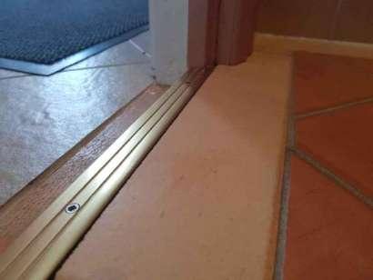 Garage invändigt / Garage Vid kontroll av syllkonstruktionen uppmättes fuktvärden under kritisk fuktnivå för mikrobiell tillväxt och normal lukt upplevdes.