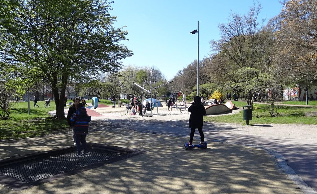 Bland pojkarna är det populärt att cykla och åka skateboard på den röda gummivägen som sträcker sig mellan lekplatserna.