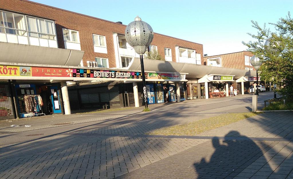 Aktiviteter Som diagrammen ovan visar är det många människor som rör sig på och runt omkring Örtagårdstorget men också många som stannar på torget under en längre tid.