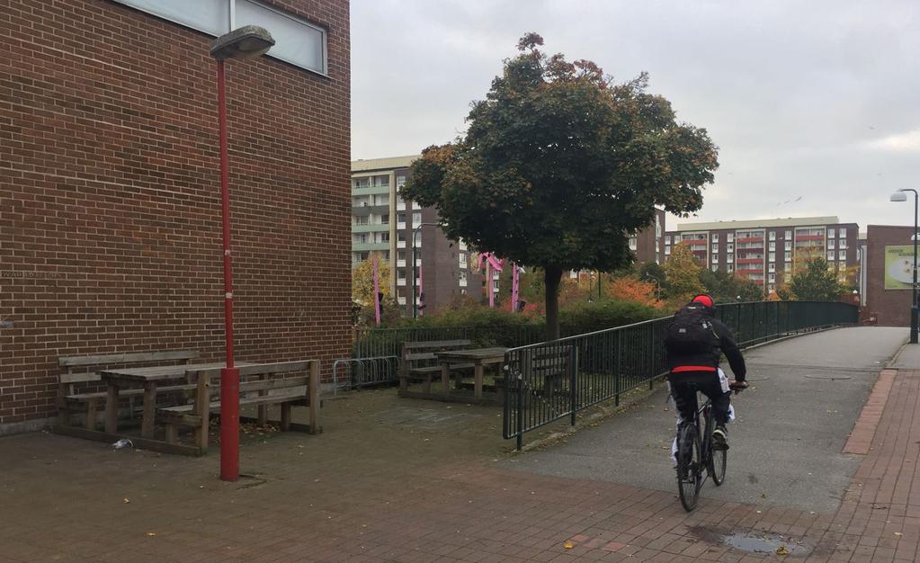 Aktiviteter De vanligaste aktiviteterna på platsen var att människor använde de olika sittplatserna, drack kaffe, rökte och pratade med sina vänner.