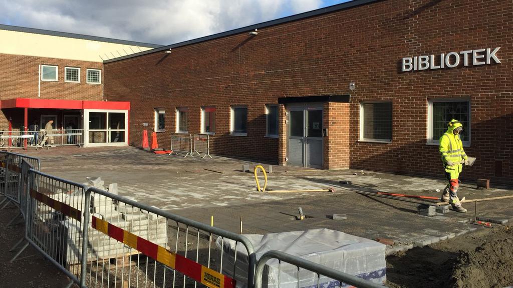 ROSENGÅRDSBIBLIOTEK Beskrivning av platsen Den plats som observerades vid Rosengårdsbiblioteket var området framför biblioteket vid ingången till Rosengård Centrum.