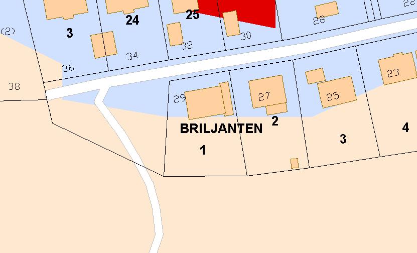 5 Huset är från 1980-talet och klätt i vit stående träpanel. Huvudbyggnaden är ca 130 kvm stor (exkl. garage och carport).