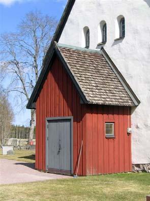 Vid en utgrävning av koret 1969 fann man sotrester under det äldsta lagret golvbeläggning varför en äldre träkyrka som brunnit ned kan ha förekommit på platsen.