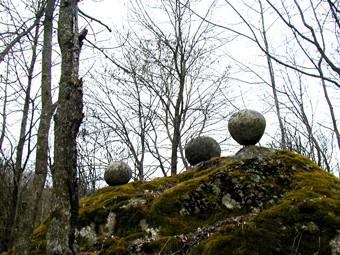 Del av installationen efter Sandavägen (Klockarlötsvägen).