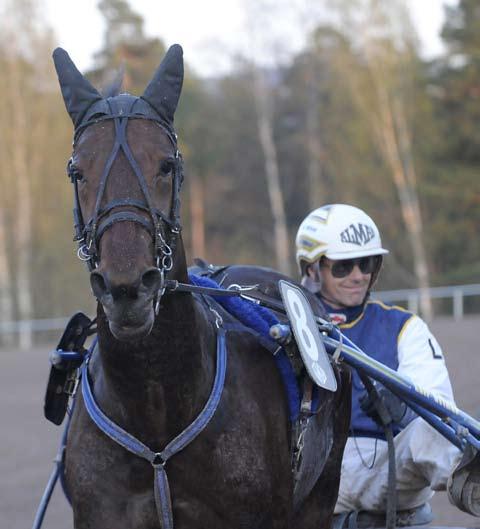 Det hela inleddes med en familjefejd då Enzo Wibb kunde plocka ner Kajsa Fricks B.W.L.Power. Kajsa ledde loppet medan pappa Leif liftade med i rygg.