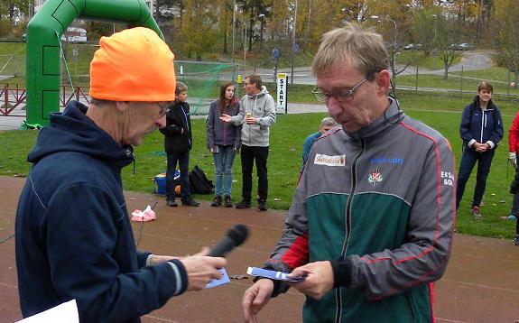 Staffans Minne Småkylig höstsprint med varmt bad Nästan på årsdagen av Staffan Runtegens bortgång arrangerade BOK Sprinttävlingen Staffans Minne för att hedra vår trogne funktionär, orienterare och