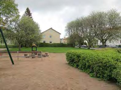 Det står en häck utmed den trafikerade vägen men den är låg och ger inte något större insynsskydd. Det finns sittplatser i anslutning till lekplatsen men de är i dåligt skick.