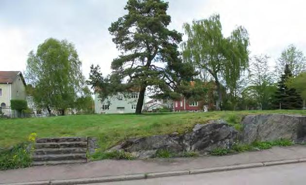 4. LEKHÄLLEN MINDRE PARK OCH LEKOMRÅDE Målkaraktär: Minipark Storlek: Ca 0,2 ha S:III/1951 Allmän plats: park Lekhällen är upphöjd i förhållande till omkringliggande gator, och består nästan