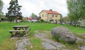 Det skall gå en gång genom området men den är knappt synlig med dagens skötselstandard. Det finns ett picknickbord och ett större stenblock i norr annars inga andra byggda element.