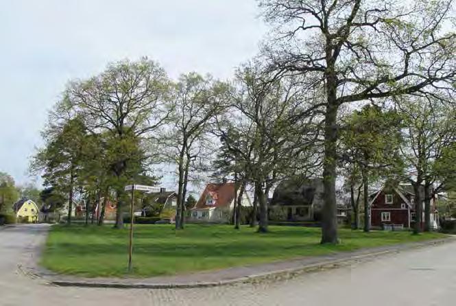 8. TREKANTEN MINDRE PARK OCH LEKOMRÅDE Målkaraktär: Minipark Storlek: Ca 0,2 ha S:I/1932 Gata/torg HJULKVARN Trekanten är precis som det låter trekantig och består av en gräsyta med solitära ekar och