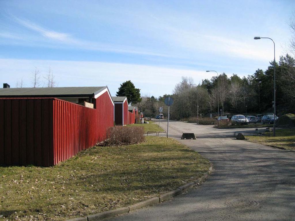 Bild från gång- och cykelbana längs med Tanneskärsgatan. Service Närmaste centrumanläggning är Opaltorget som ligger ca 1 km nordost om planområdet. Där finns t.ex.