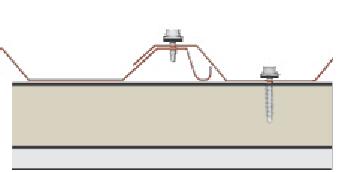 Det viktigaste är att vattenlåset hamnar under den andra plåten. Den första plåten placeras och sätts fast provisoriskt i den nedersta läkten. Plåtarna ska monteras nedifrån och upp.