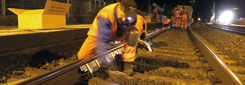 Montage av dämpare Calmmoon Rail under natten, efter att trafiken stängts av Tyskland Tyska Banverket Dämparmontage i Hamburg Eventuella kablar som finns i närheten av rälsfoten