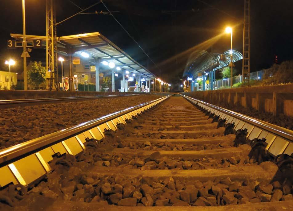 Dämpare före montage Dämpare trycks sätts fast på spåret Klämfästet sätts på Färdigmonterade dämpare Calmmoon Rail som